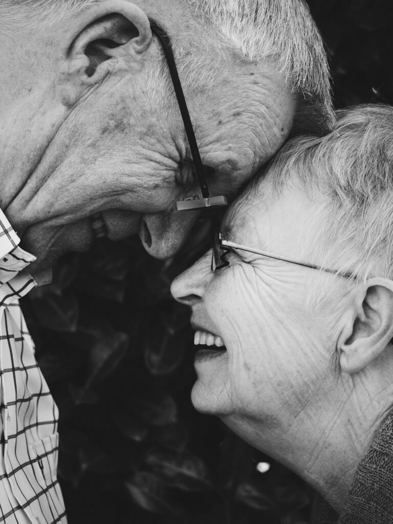 Preghiera Potente per Far Tornare l'Amore in 48 Ore: Guida Spirituale love, romance, together, monochrome, people, old, man, woman, couple, laugh, happy, grandparents, grandfather, grandmother, grandpa, grandma, love, love, love, love, love, romance, romance, romance, people