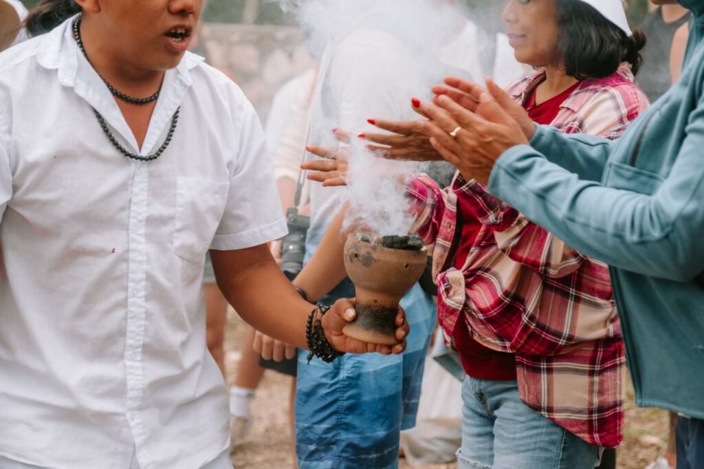 Legamento d'Amore: Sintomi, Tempi e Cosa Succede Davvero A cultural ritual in Valladolid, Yucatán with people engaging in a spiritual smudging ceremony.